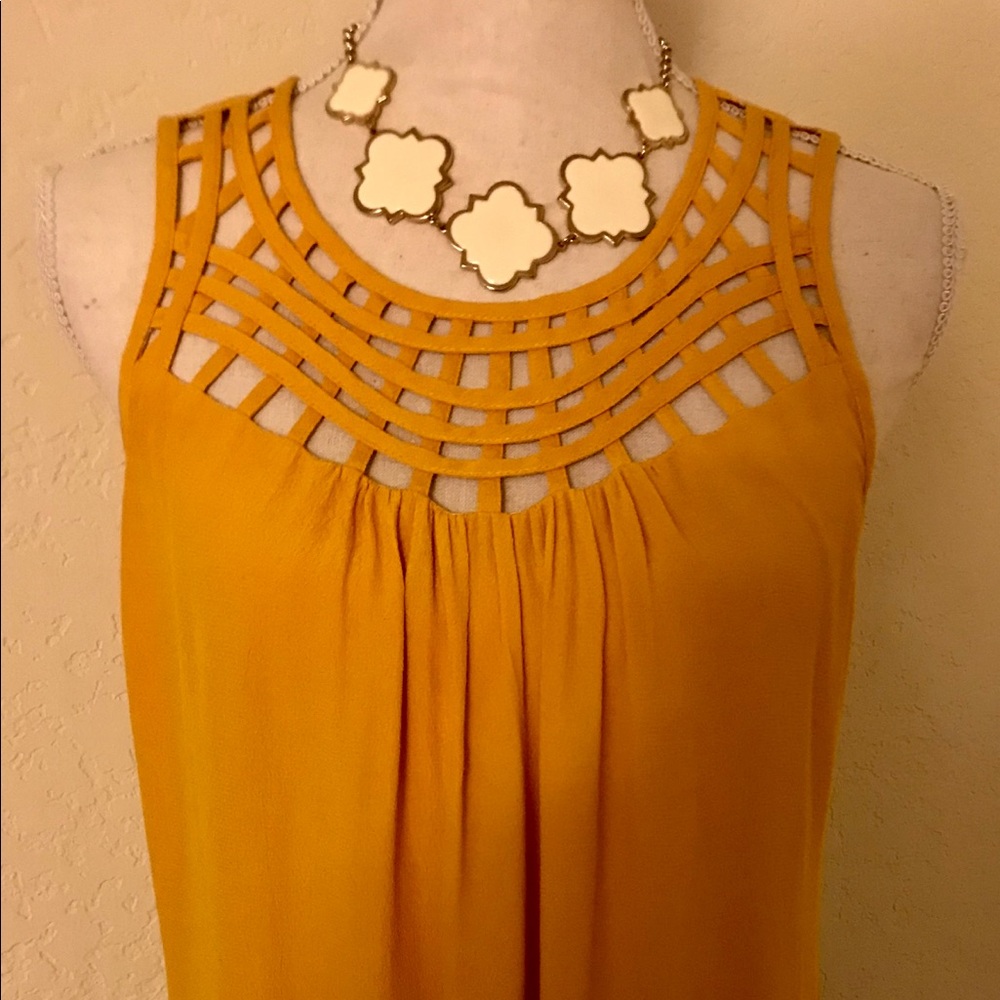 Lattice collar yellow sleeveless blouse Sz M